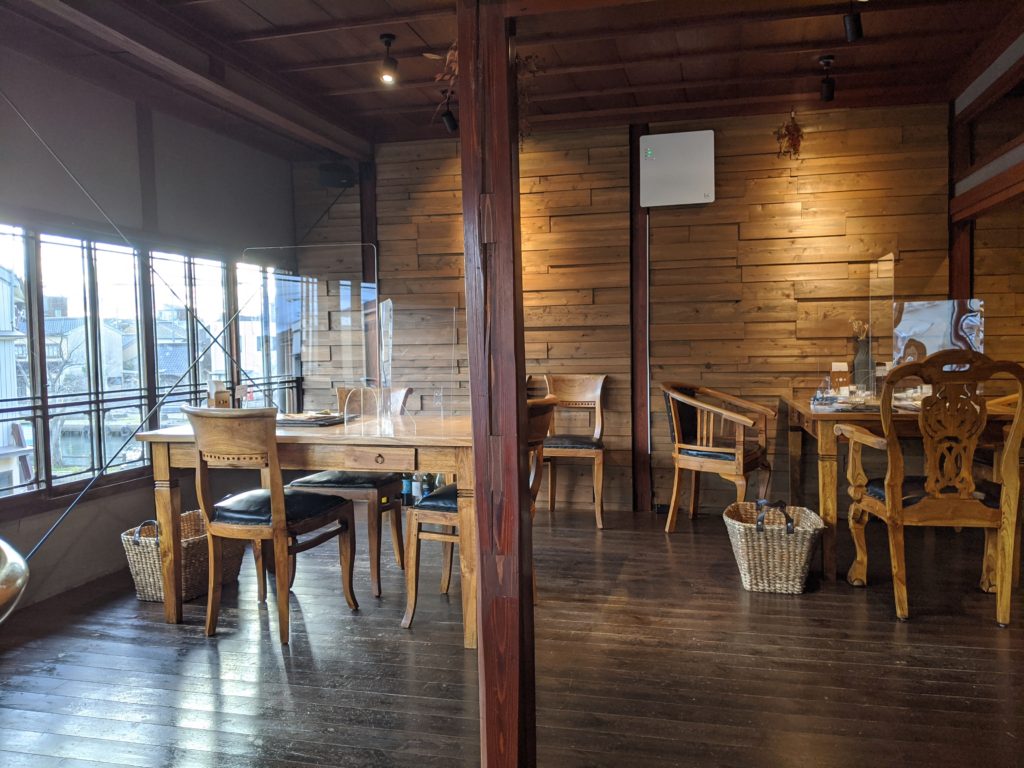 富山県射水市新港のおしゃれカフェ「六角堂」の店内紹介