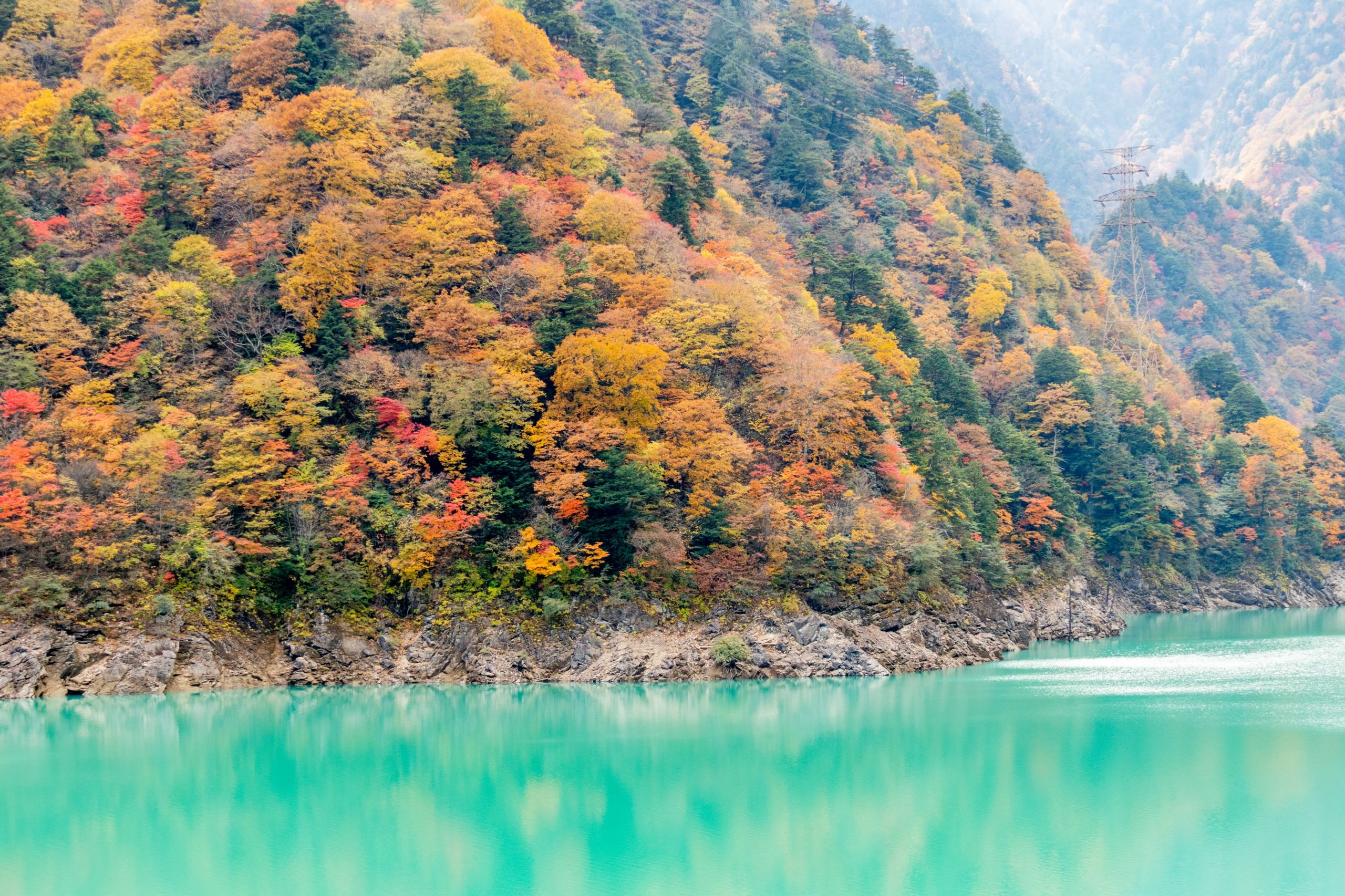 長野県高瀬渓谷の紅葉（エメラルドグリーンのダム）